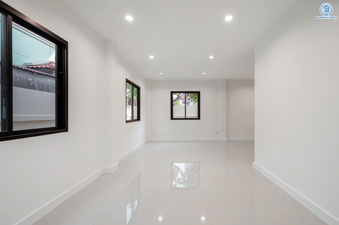 บ้านมือสองตกแต่งใหม่ โครงการ ณัฐชากรีนวิลล์ ปิ่นเกล้า-กาญจนาฯ บนเนื้อที่ 52 ตร.ว. ฟังก์ชัน 3 ห้องนอน 2 ห้องน้ำ จอดรถได้ 2 คัน บนทำเลศักยภาพ ใกล้เซ็นทรัลเวสต์เกต ทางด่วน "ศรีรัช" รถไฟฟ้าสายสีม่วง "สถานีตลาดบางใหญ่"